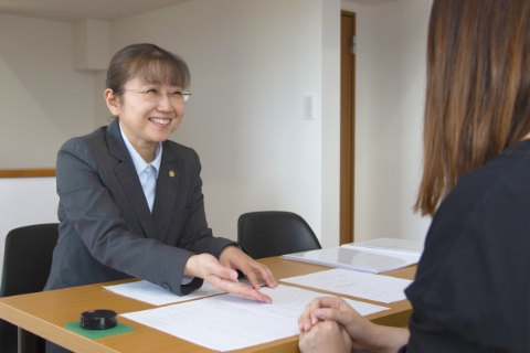 女性行政書士田中 友美の写真